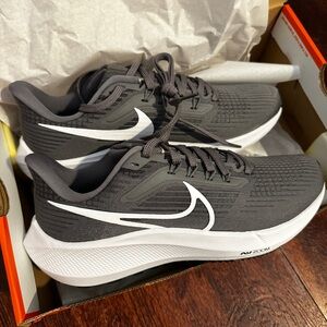 NIKE AIR ZOOM PEGASUS BRAND NEW — SIZE 8